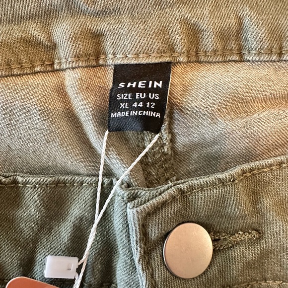 SOLD-High-Waisted Green Cargo Pants - Picture 6 of 10